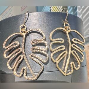 House of Harlow 1960 Gold Tone Hammered Tropical Leaf Summer Dangle Earrings New